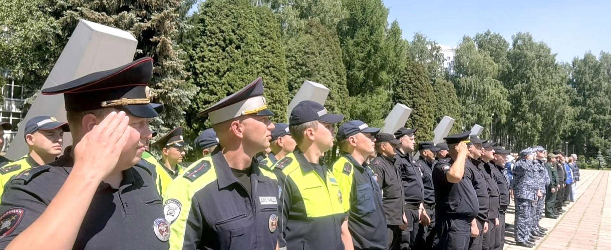На бульваре Героев в Новокузнецке прошёл гарнизонный развод полиции и Росгвардии перед заступлением на дежурство