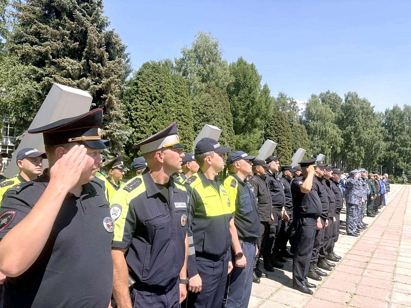 На бульваре Героев в Новокузнецке прошёл гарнизонный развод полиции и Росгвардии перед заступлением на дежурство