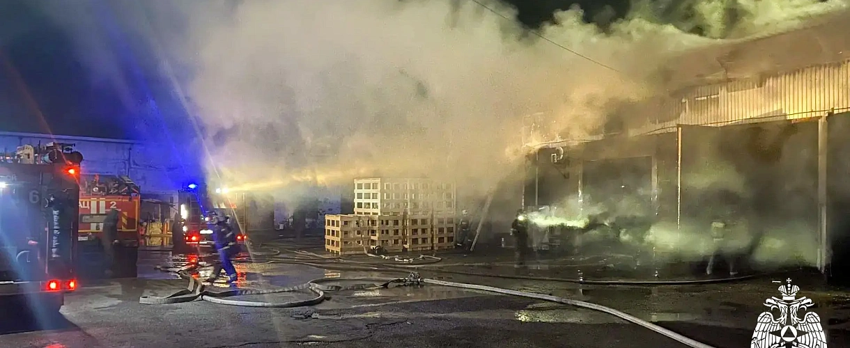 В Новокузнецке на Слесарной горел склад на площади 700 квадратов