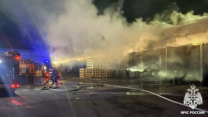 В Новокузнецке на Слесарной горел склад на площади 700 квадратов