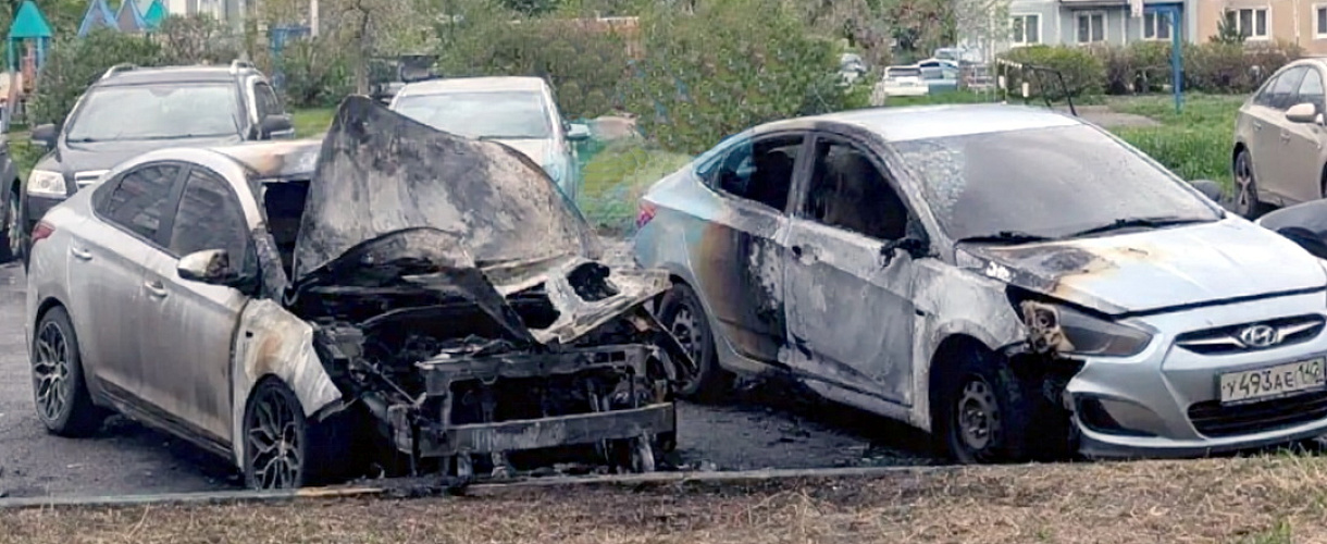 В Ильинке на Косыгина сгорели два автомобиля, возможен поджог