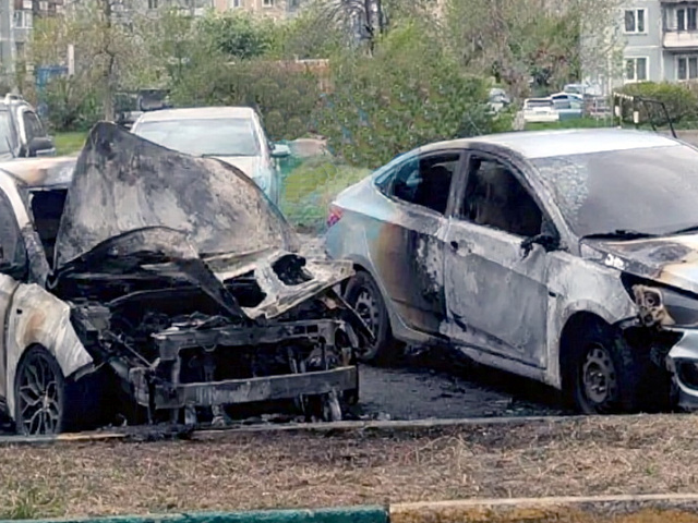 В Ильинке на Косыгина сгорели два автомобиля, возможен поджог