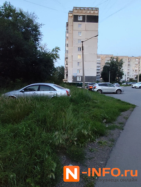 На Ильинке у дороги стоит брошенный Nissan Almera без номеров — читатели просят проверить