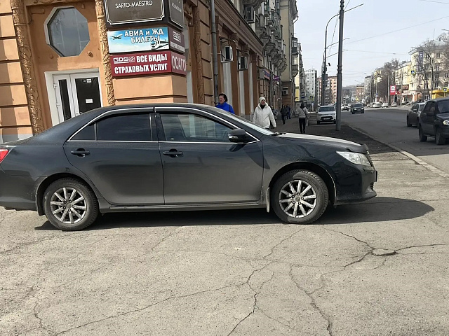 Черная Toyota Camry перегородила тротуар у площади Маяковского (ФОТО)