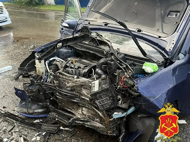 В Новокузнецке на Димитрова столкнулись две легковушки: пострадали пять человек