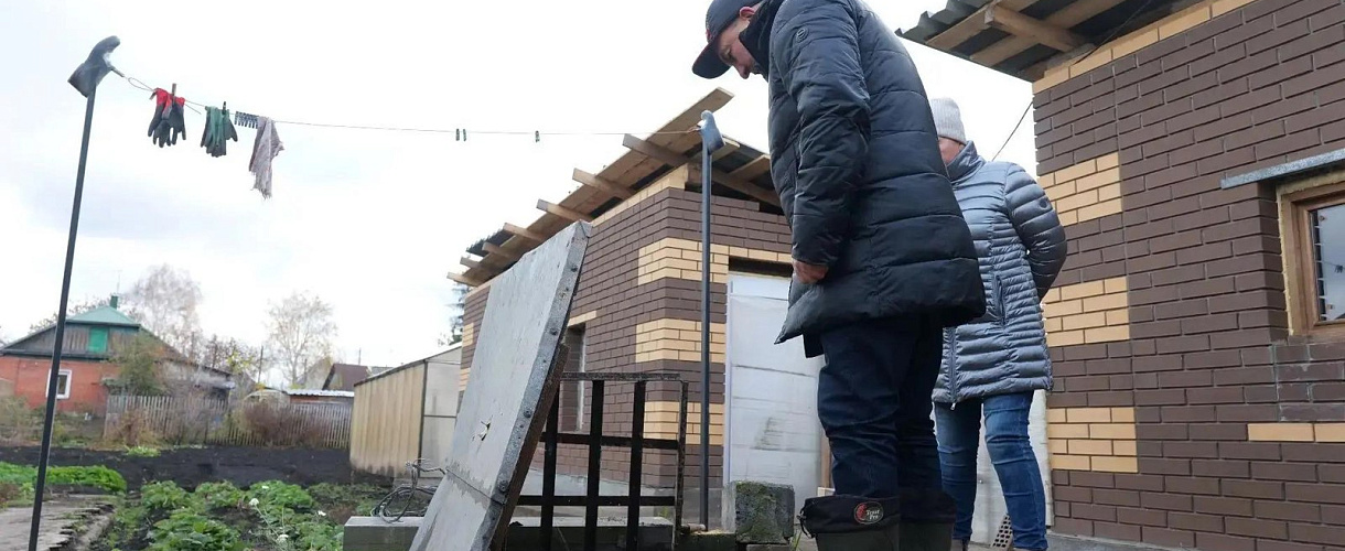 В Заводском районе Кемерова начали расчищать засыпанный кювет после подтоплений подполий