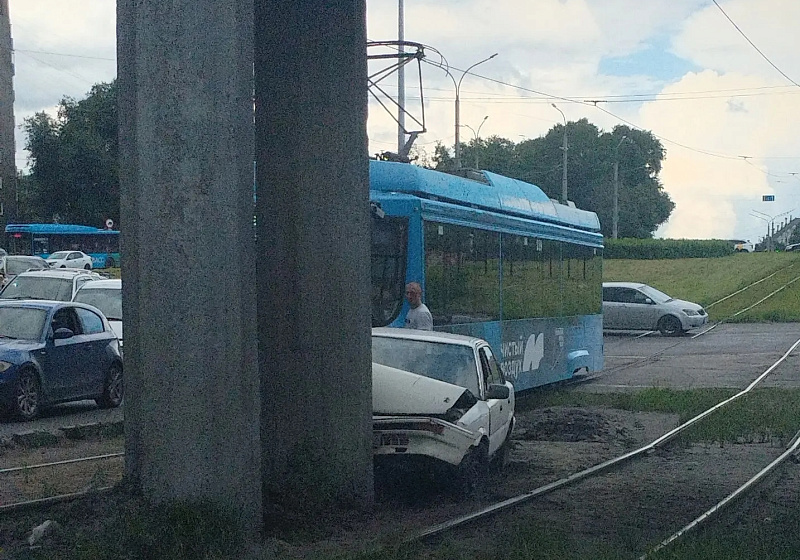 Водитель на скорости въехал в опору моста на Советской площади
