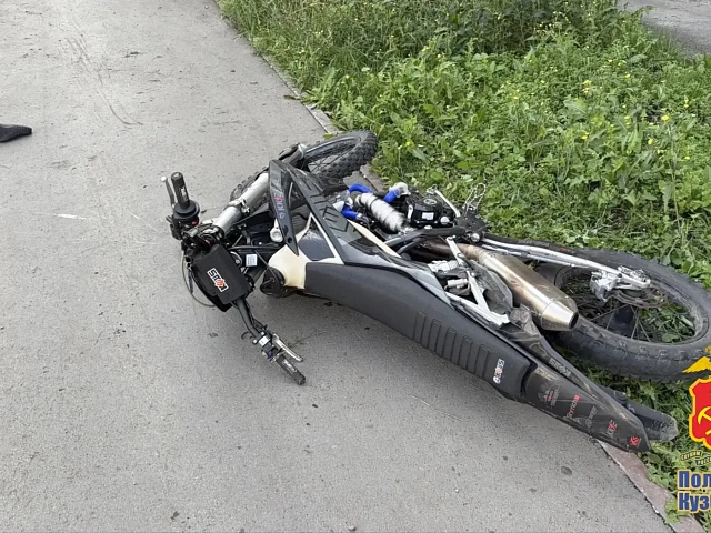 В Кемерове 17-летний подросток на кроссовом мотоцикле врезался в дерево и погиб
