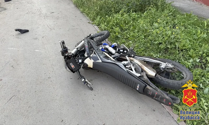 В Кемерове 17-летний подросток на кроссовом мотоцикле врезался в дерево и погиб