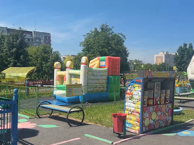 В Прокопьевске подростки проникли в парк аттракционов, запустили карусели и надули батут