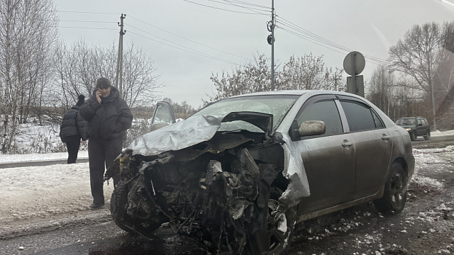 На металлурговском повороте в Новокузнецке утром столкнулись Toyota Corolla и Renault Duster