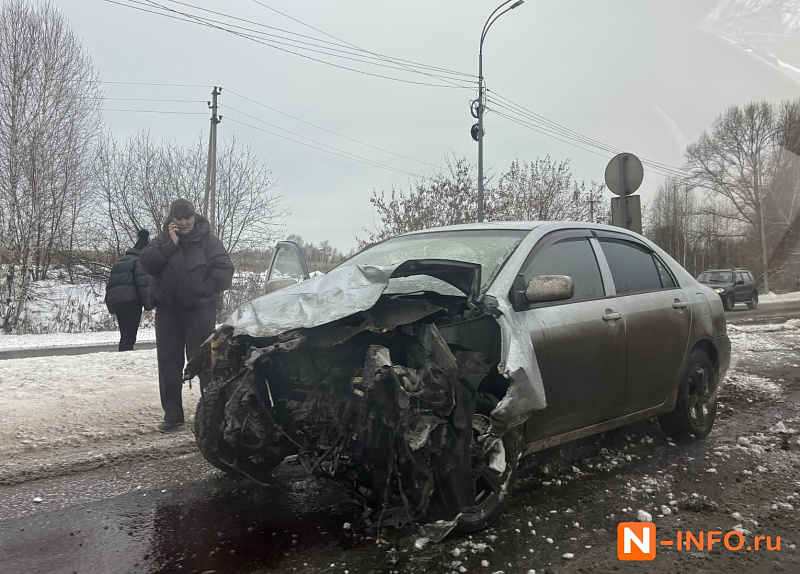 На металлурговском повороте в Новокузнецке утром столкнулись Toyota Corolla и Renault Duster