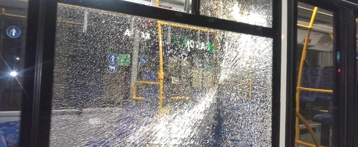 Подросток из окна обстрелял автобус рогаткой: суд отправил в изолятор