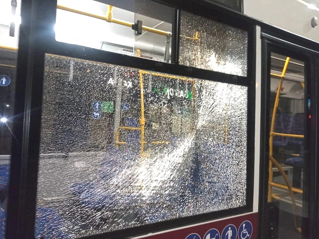 Подросток из окна обстрелял автобус рогаткой: суд отправил в изолятор