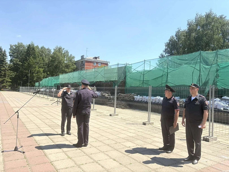 На бульваре Героев в Новокузнецке прошёл гарнизонный развод полиции и Росгвардии перед заступлением на дежурство