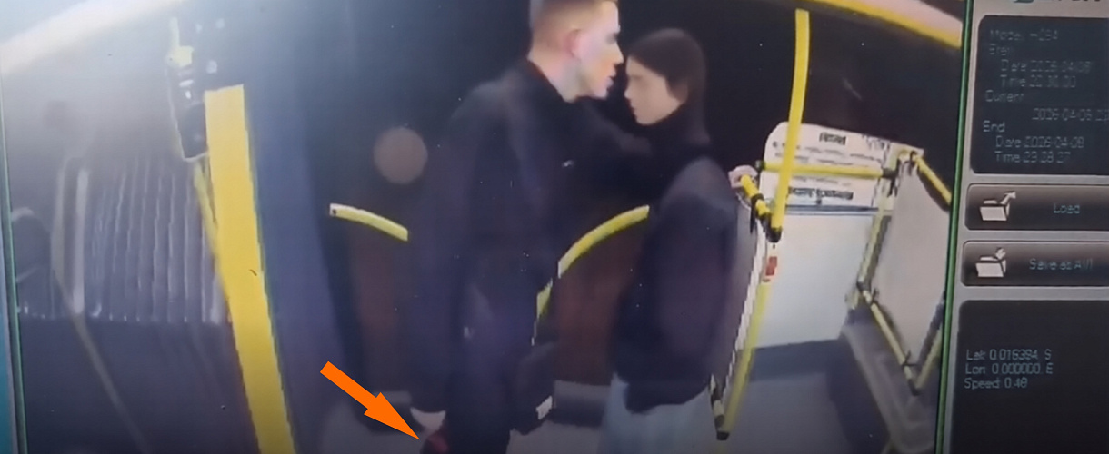 Пьяные хулиганы разбили дверь автобуса «Питеравто» молотком в Новокузнецке (ФОТО)