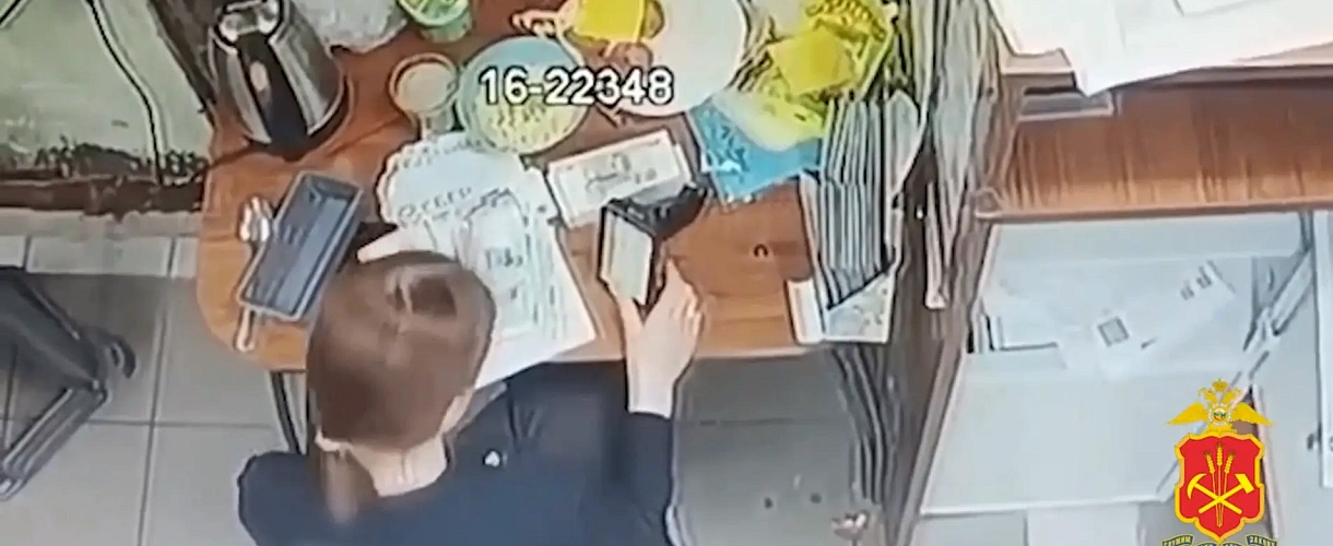 В Прокопьевске 18-летняя кассир украла из сейфа магазина 5 тысяч рублей