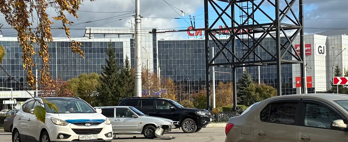 Читатель прислал фото: в Новокузнецке на кольце у Дома быта столкнулись Toyota Corolla и ВАЗ-2114