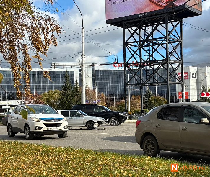 Читатель прислал фото: в Новокузнецке на кольце у Дома быта столкнулись Toyota Corolla и ВАЗ-2114