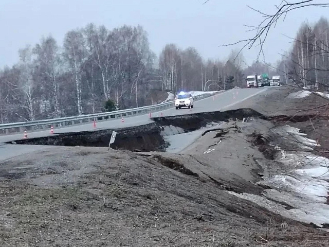 Дорога после Бенжерепа рухнула: на трассе Бийск-Новокузнецк движение полностью перекрыто (ФОТО)