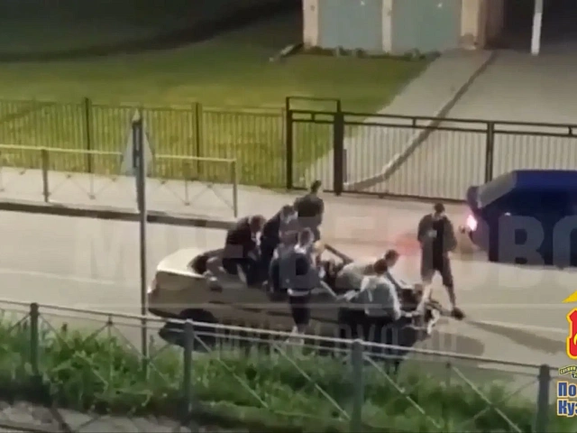  В Белове бесправник на ВАЗ-2110 без крыши катал пассажиров — видео попало в соцсети