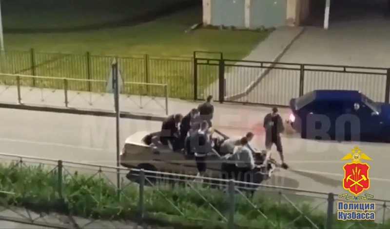  В Белове бесправник на ВАЗ-2110 без крыши катал пассажиров — видео попало в соцсети