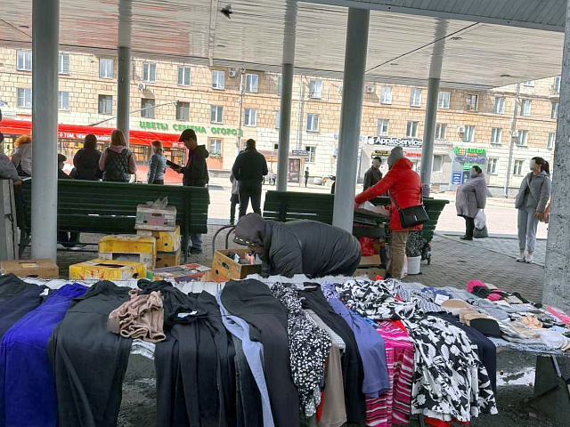 Нелегальная торговля у вокзалов Новокузнецка: мэрия пообещала рейд 24 апреля