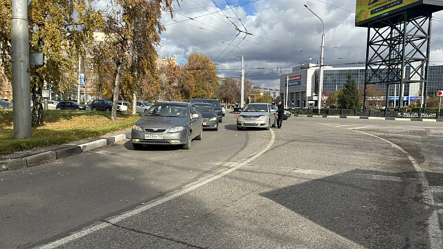 Читатель прислал фото: в Новокузнецке на кольце у Дома быта столкнулись Toyota Corolla и ВАЗ-2114