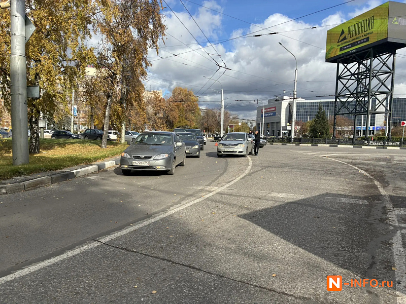 Читатель прислал фото: в Новокузнецке на кольце у Дома быта столкнулись Toyota Corolla и ВАЗ-2114