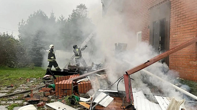 В селе Атаманово сгорели трёхэтажный дом и гараж на площади 198 «квадратов»