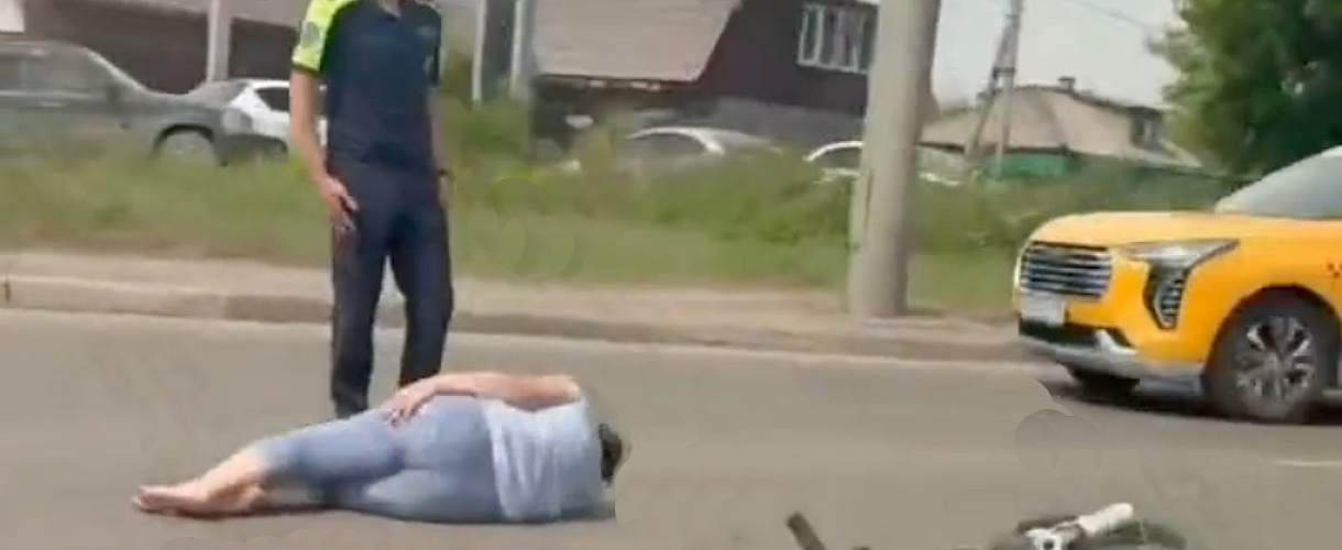 В Новокузнецке женщина на электровелосипеде поехала поперёк шоссе через две сплошные и попала под колёса авто