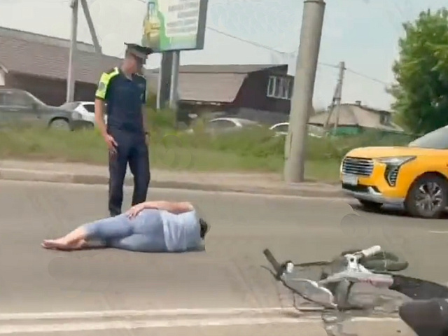 В Новокузнецке женщина на электровелосипеде поехала поперёк шоссе через две сплошные и попала под колёса авто
