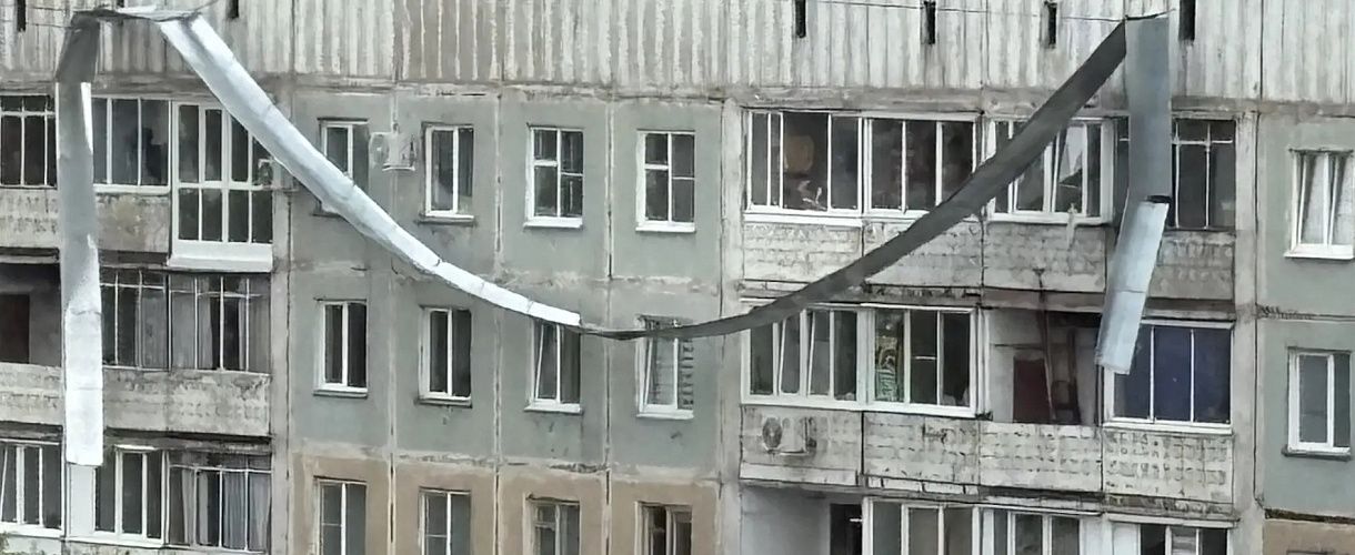  Ураган в Новокузнецке сорвал кровлю с многоквартирного дома новоильинского района