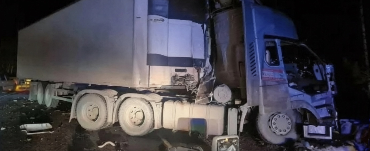 Три фуры в смертельной аварии на трассе Р-255 «Сибирь»: погибли 64-летний водитель Shacman и 56-летний водитель КамАЗа