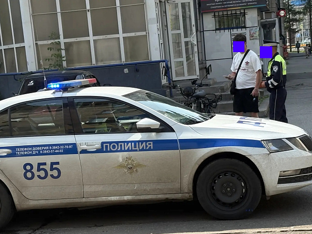 В Новокузнецке парень без прав попался на мощном электросамокате на улице Суворова