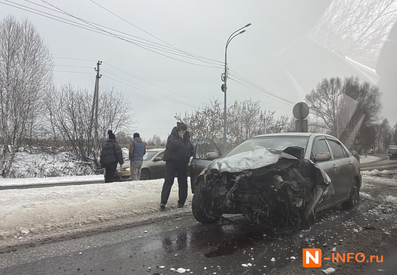 На металлурговском повороте в Новокузнецке утром столкнулись Toyota Corolla и Renault Duster
