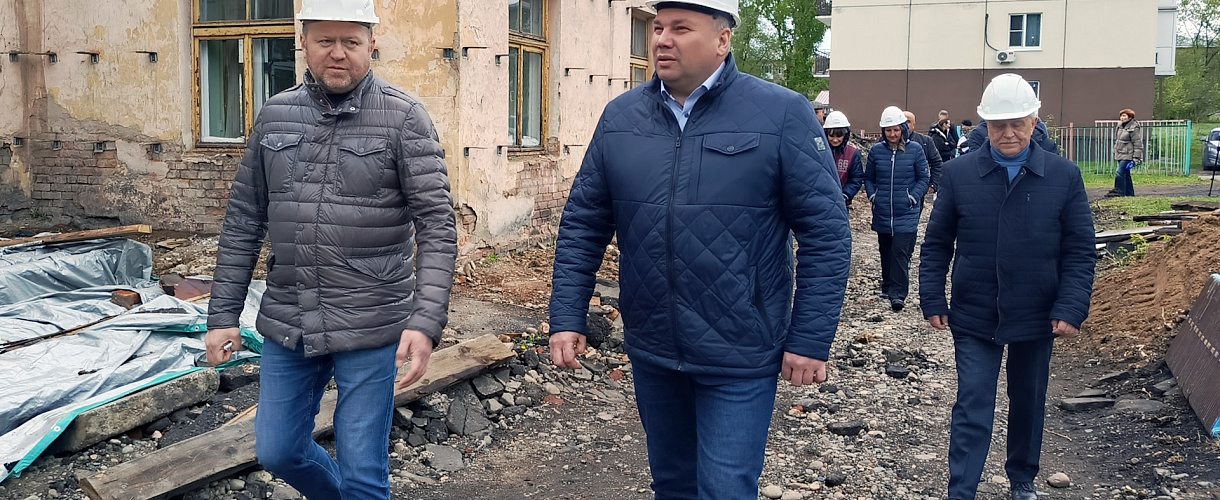 Денис Ильин проверил ход ремонта детсада №272 в Заводском районе: здание обновят к октябрю