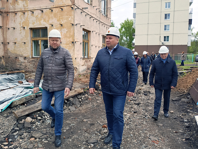 Денис Ильин проверил ход ремонта детсада №272 в Заводском районе: здание обновят к октябрю