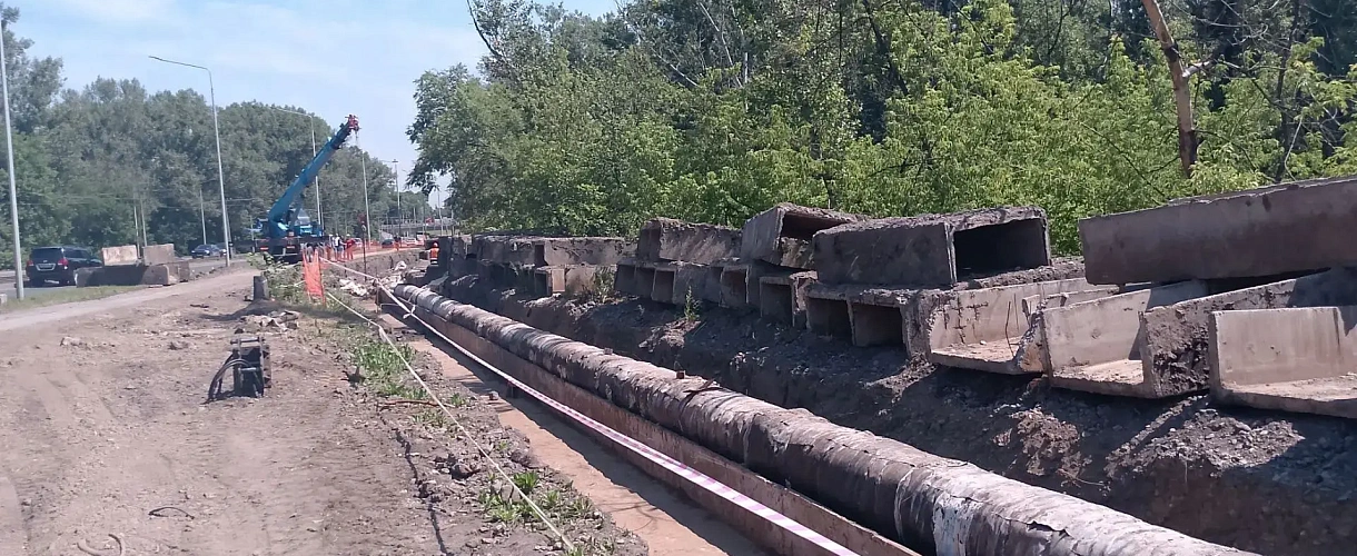 В Новокузнецке у Кузнецкого моста ремонтируют теплосети для Центрального и Куйбышевского районов
