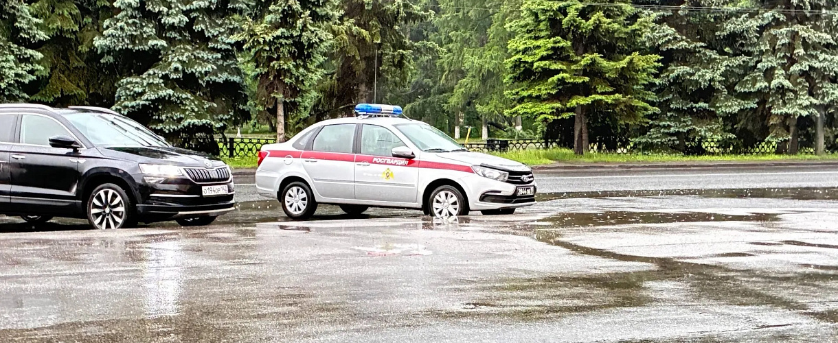 В Новокузнецке прохожие и росгвардейцы не дали обокрасть уснувшего на аллее мужчину