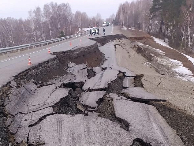 Оползень на трассе Бийск-Новокузнецк: техника прибудет к вечеру (ФОТО)