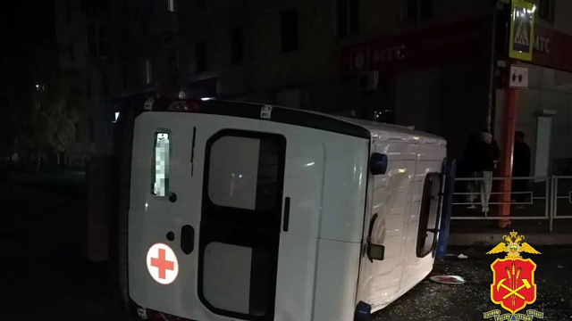 В Кузбассе скорая с включёнными спецсигналами попала в ДТП: четверо пострадавших