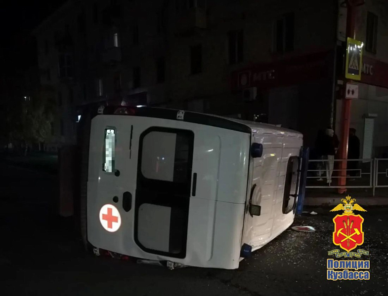 В Кузбассе скорая с включёнными спецсигналами попала в ДТП: четверо пострадавших