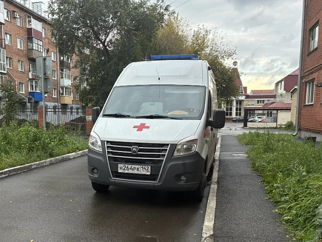 В Новокузнецке пьяная женщина ударила фельдшера скорой помощи в глаз