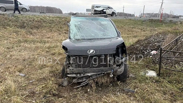 Шесть человек пострадали в жестком ДТП на трассе в Кузбассе