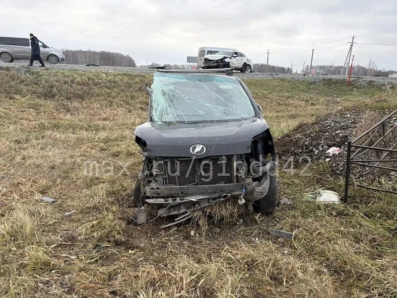 Шесть человек пострадали в жестком ДТП на трассе в Кузбассе