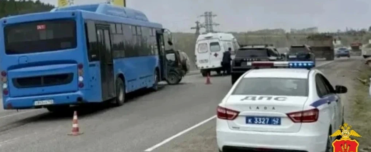 Не пропустил автобус: на трассе под Новокузнецком погиб 79-летний водитель Suzuki