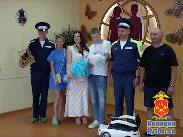 В Кузбассе полицейские сопроводили женщину из Новокузнецка в роддом Кемерова и она родила здорового мальчика