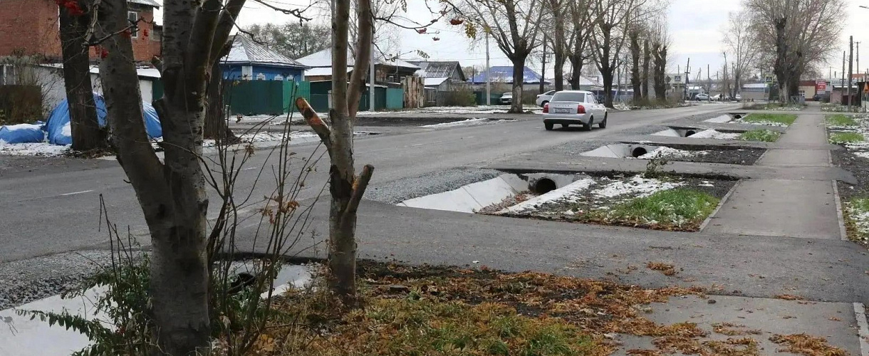 На улице Угловой в Кемерове завершили дорожные работы на участке до дома №45