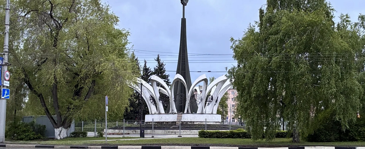 В Новокузнецке начали ремонт знаменитого монумента «Ромашка»